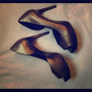 Nine West Expensive Gold Metallic Pump